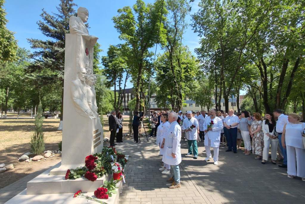 В Ростове открыли памятник, посвященный подвигу медиков в борьбе с COVID-19