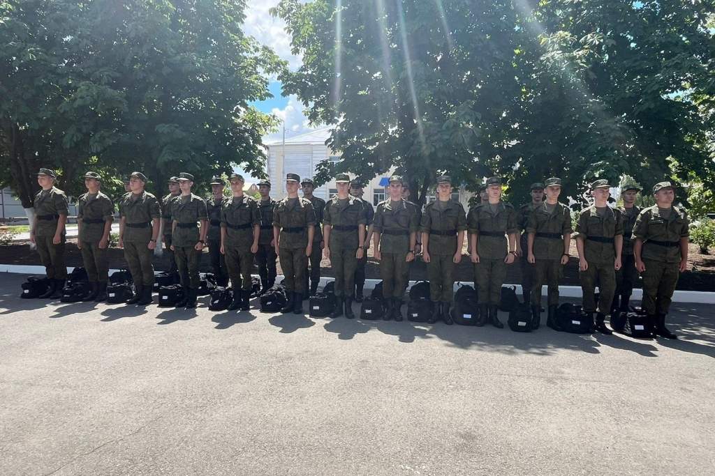 Призывники из Азова направились служить в Президентский полк