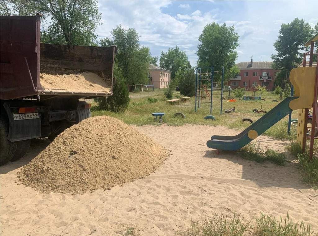 По просьбе жителей села Кулешовка на детскую площадку завезли песок