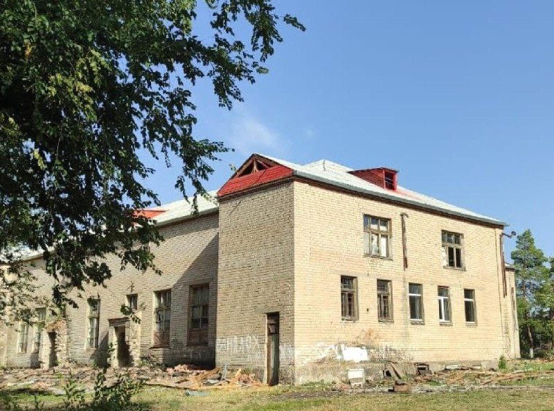 В Доме культуры поселка Новомирский меняют электропроводку и перекрывают крышу