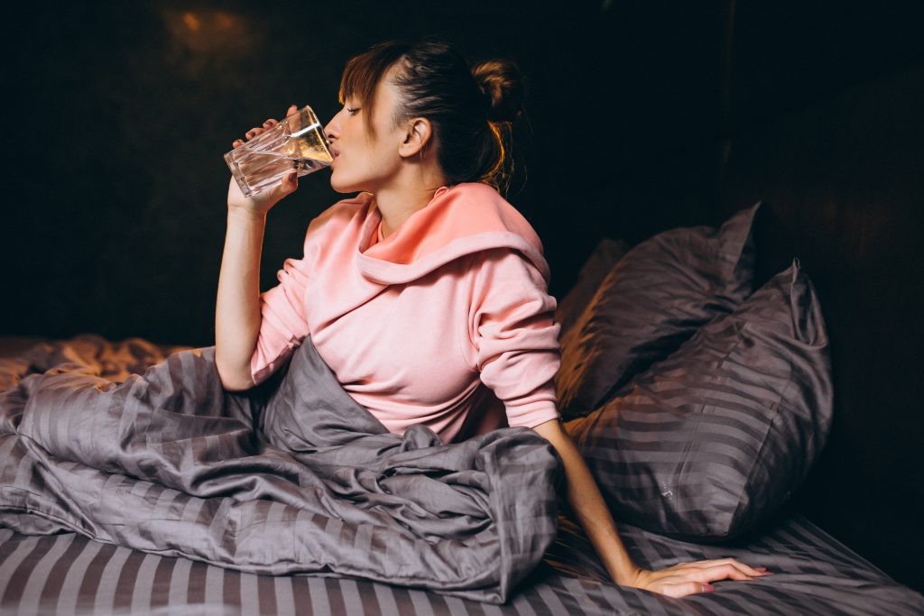 Woman's morning in bed Журналист