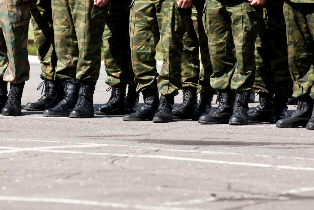 Closeup view of soldiers lined up in a row Журналист
