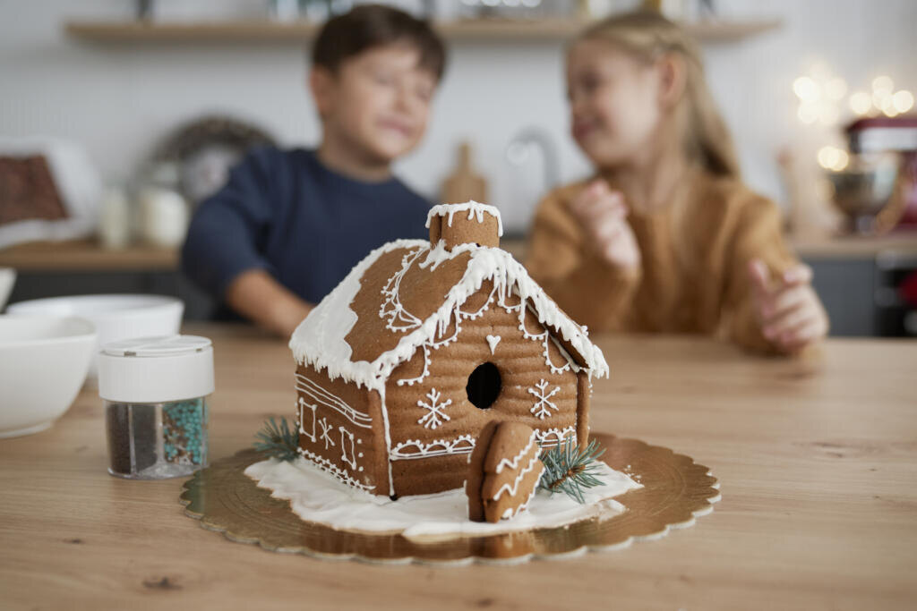 Detail of beautifully decorated gingerbread house Журналист