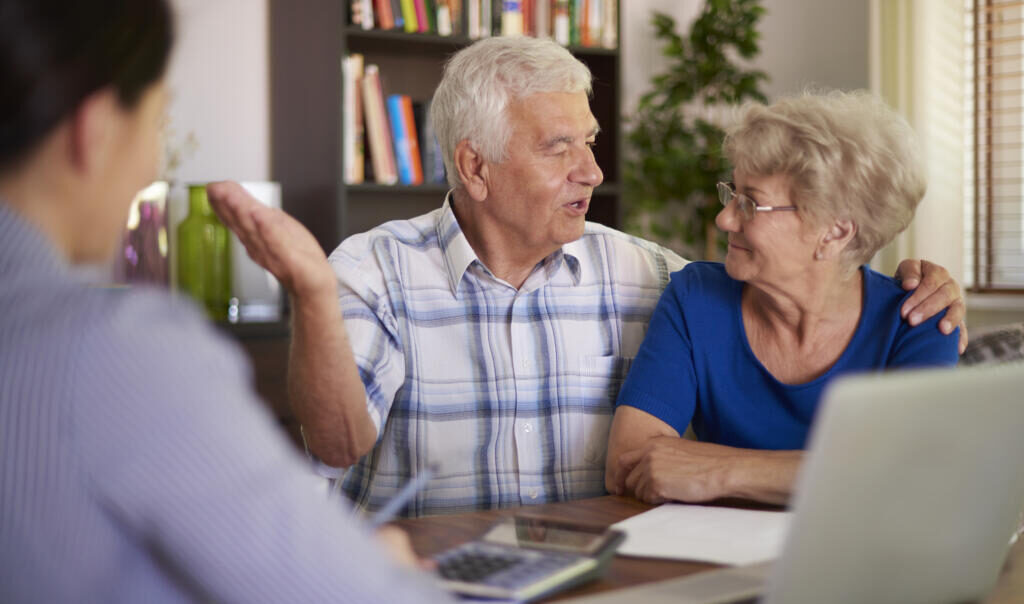 Senior couple making a financial deal Журналист