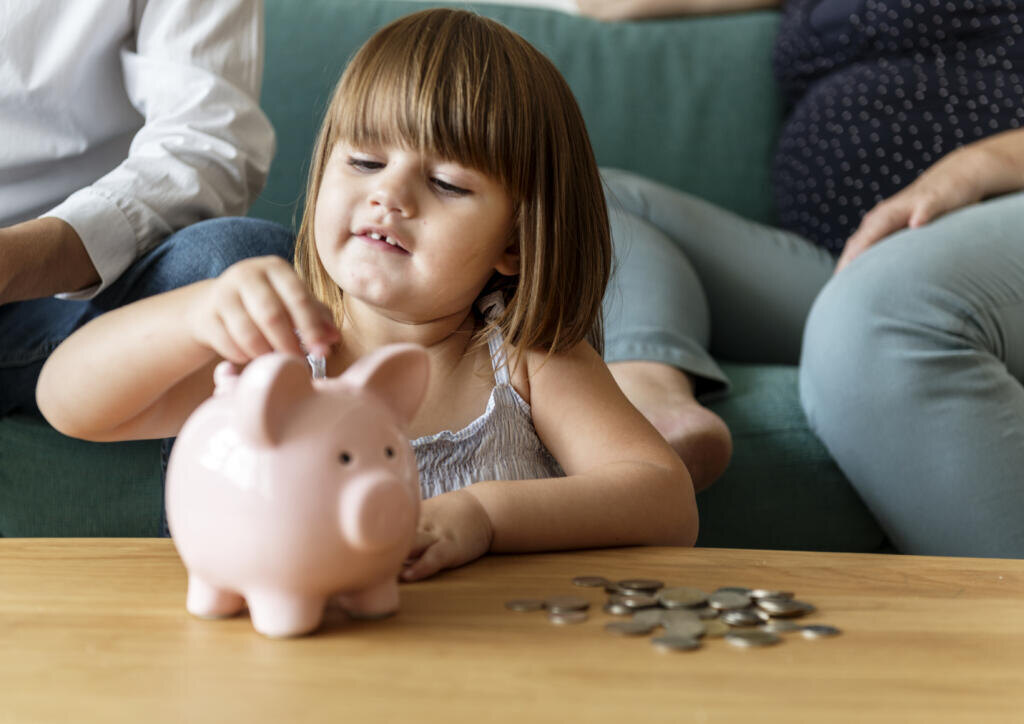 Family saving money in piggy bank Журналист