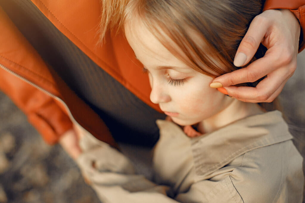 Fashionable mother with daughter. Family in a autumn park. Little daughter in a brown coat. Журналист