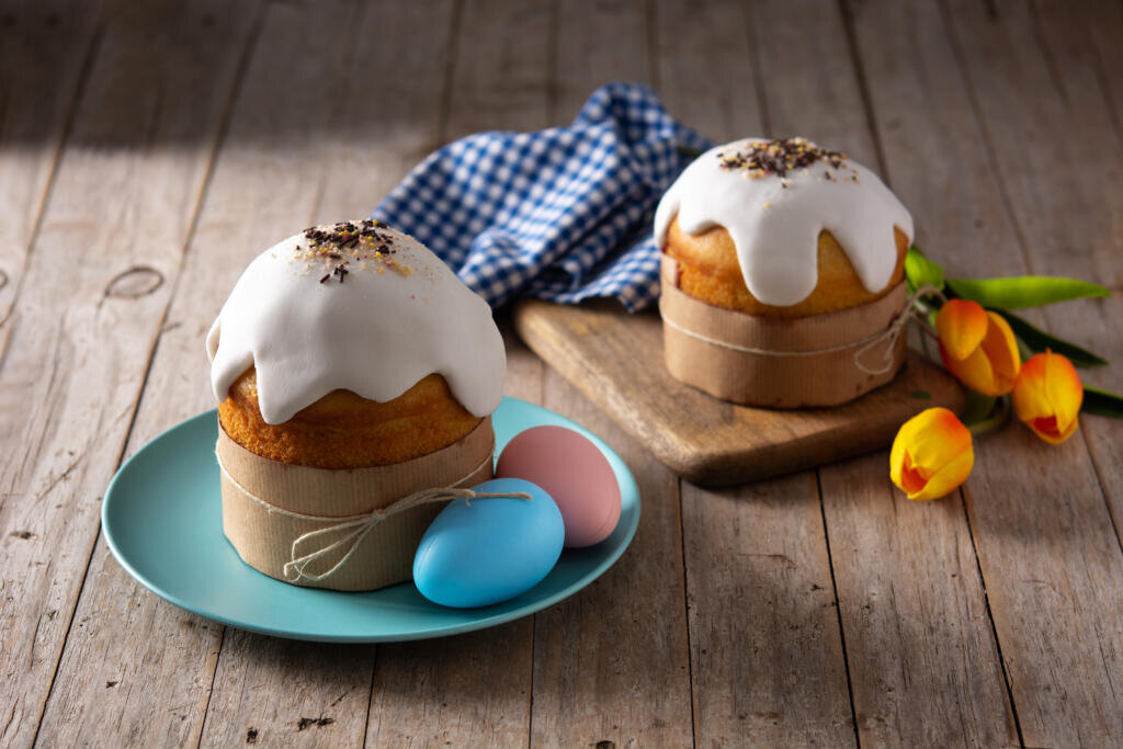 Traditional Easter cake, colorful eggs and tulips on wooden table. Журналист