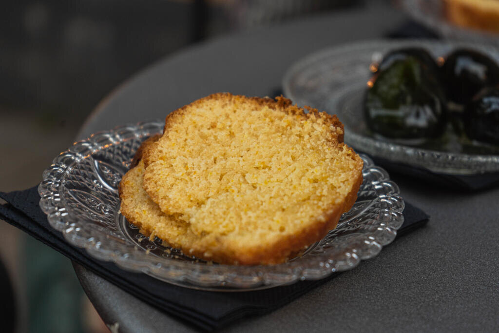 A closeup shot of freshly baked biscuits in a glass plate Журналист
