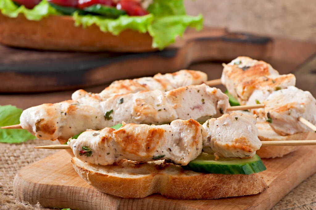 Chicken kebabs on skewers with toast Журналист