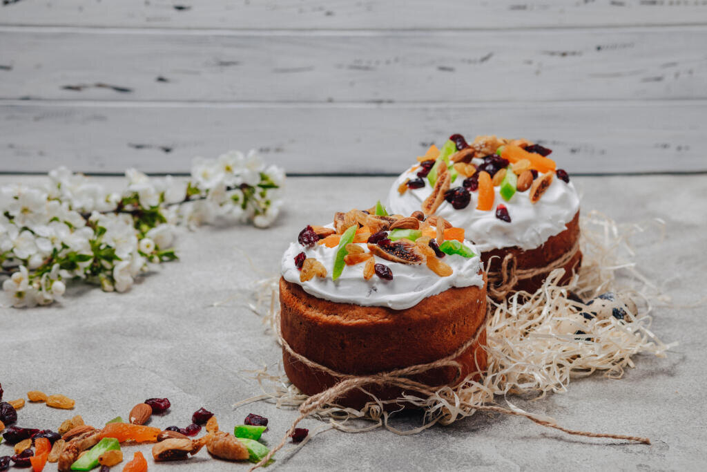 Easter pastries and easter eggs. Easter celebration concept. Журналист
